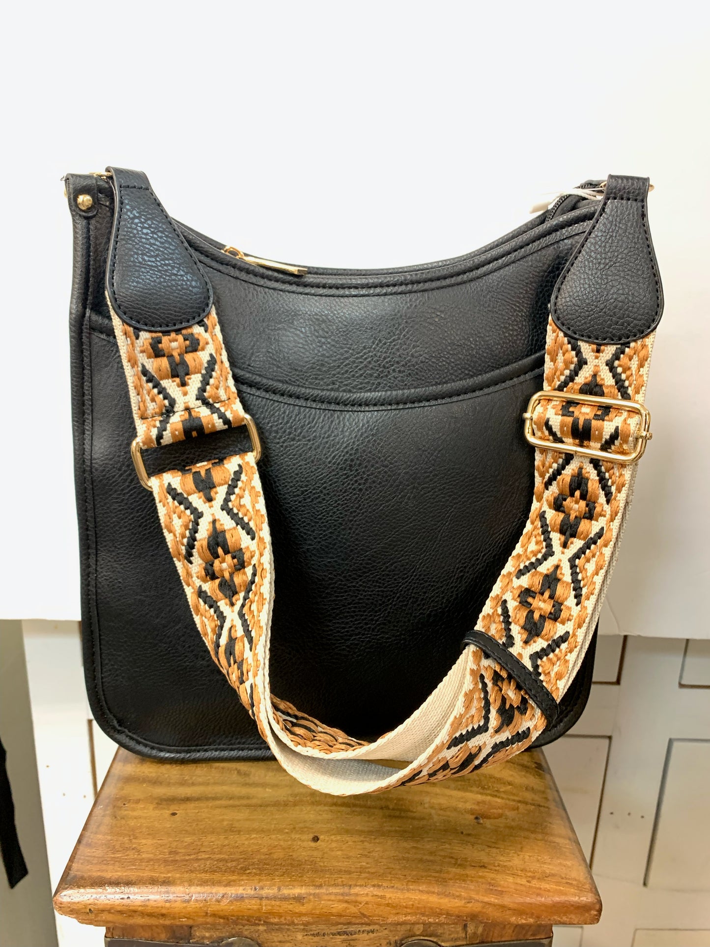 BLACK PURSE WITH GUITAR STRAP